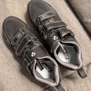 Women's Bontraeger Bicycle Shoes That Lock Into A Bike Petal